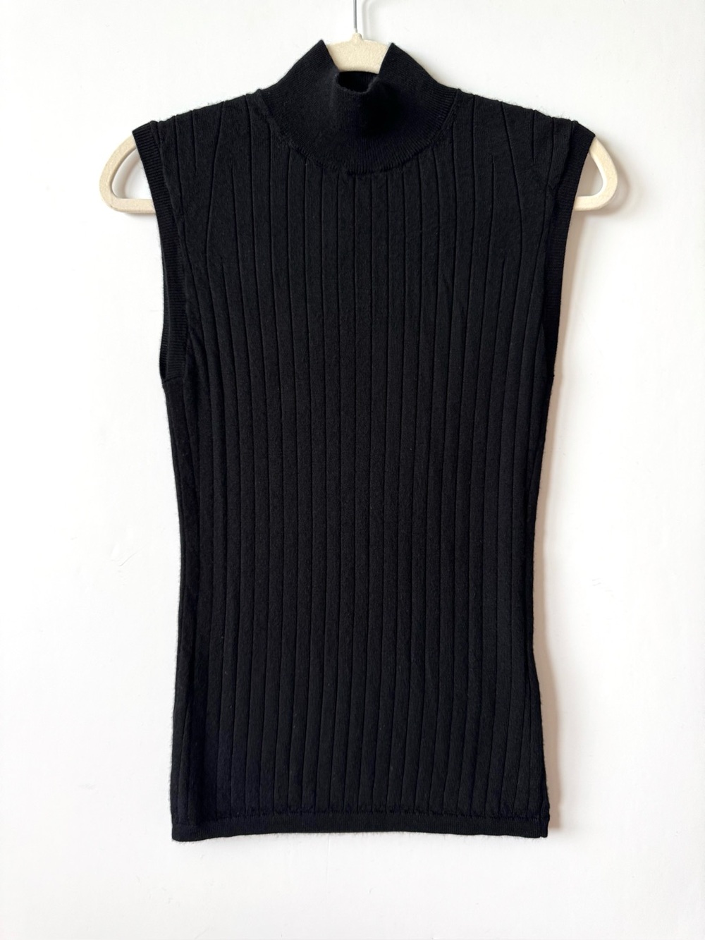 Banana Republic ribbed merino wool sleeveless sweater - Picture 2 of 7
